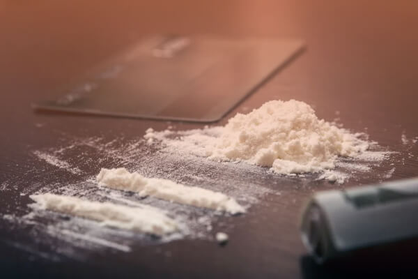Порошок и свернутая купюра